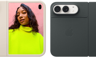 iPhone Duo, цвят звездно бяло в Sand Silicone кейс, хоризонтална ориентация, напълно отворен хоризонтално, Dual Fusion камери горе вляво, кейсът покрива задната външна част и външния ръб на предния дисплей, дясната страна показва портрет на човек на външния дисплей. iPhone Duo, цвят звездно бяло, напълно отворен хоризонтално, Navy Blue Folio със стойка, напълно отворен хоризонтално, заден екстериор с 48MP Dual Fusion задни камери, два обектива