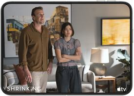 iPhone Duo, отворен в хоризонтална позиция, Apple TV сериала „Shrinking“ на екрана