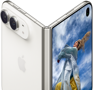 iPhone Duo, полуотворен като книга с шарнирен механизъм в центъра, външен заден панел вляво с лого на Apple и двойна камера, външен дисплей вдясно, показващ портретна снимка на човек с руса коса