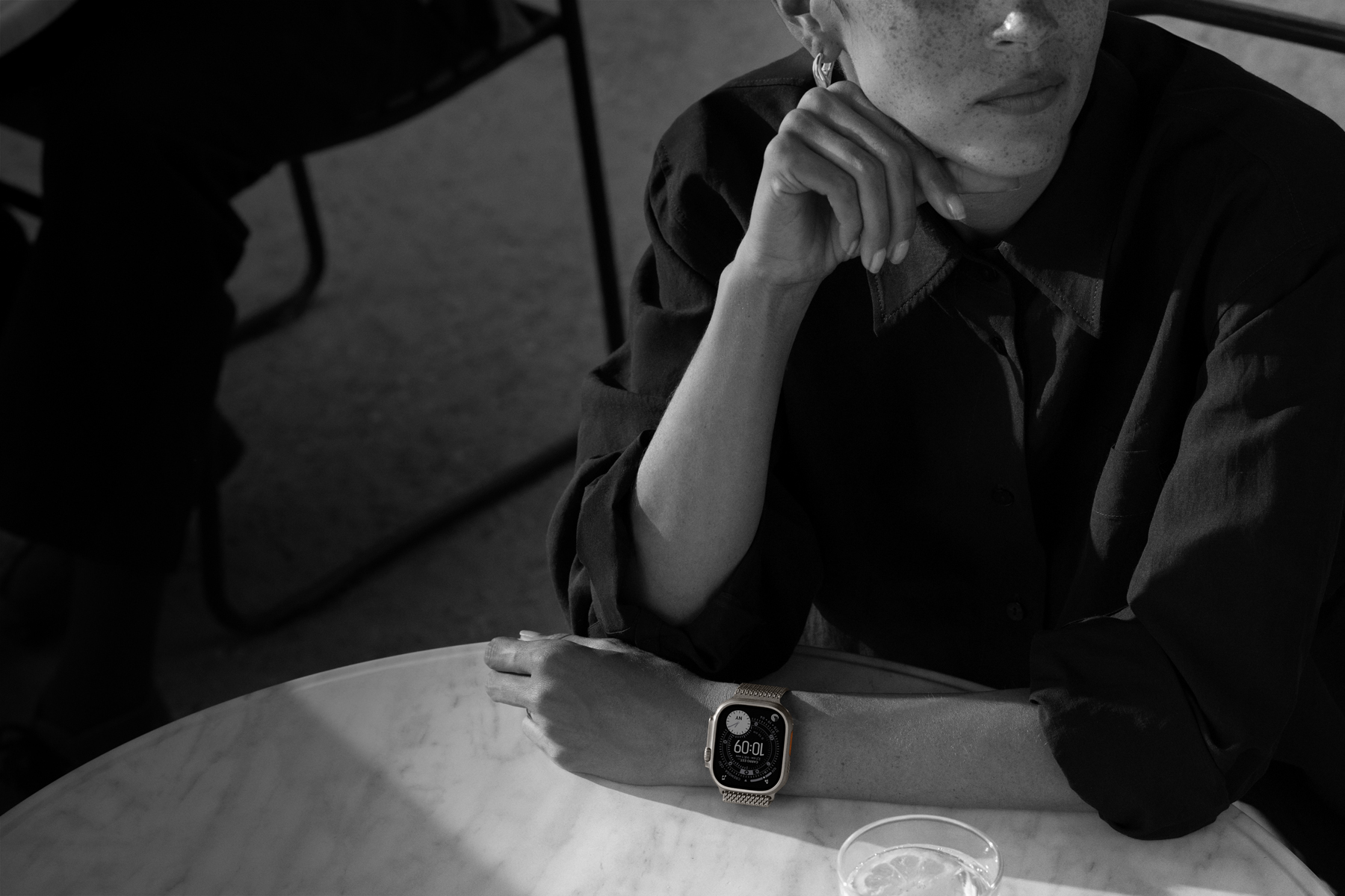Uma pessoa usa o Apple Watch Ultra 3 para sair para jantar
