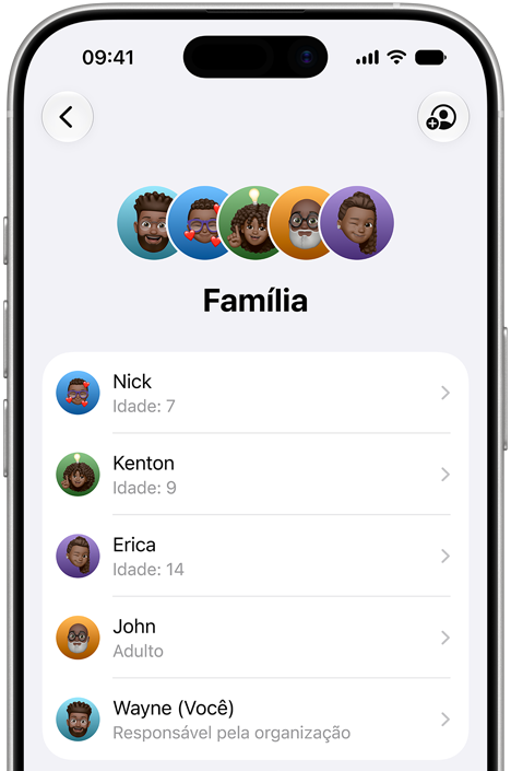 iPhone mostrando a interface da Família com várias contas de pessoas da família, de crianças a adultos