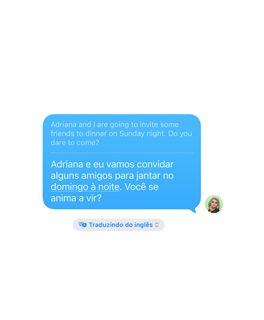 Tradução ao Vivo no Mensagens do texto em inglês “Adriana and I are hosting some friends for dinner Sunday night. Can you make it?” convertida automaticamente para o espanhol