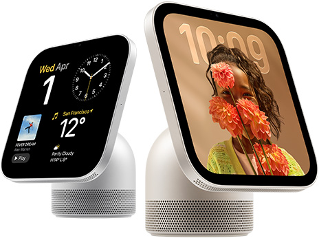 Deux appareils Apple HomeView : couleur argent, le premier affiche la date, une horloge et la météo, couleur comète (or pâle), le deuxième affiche l’heure et un fond d’écran d’une personne tenant des fleurs