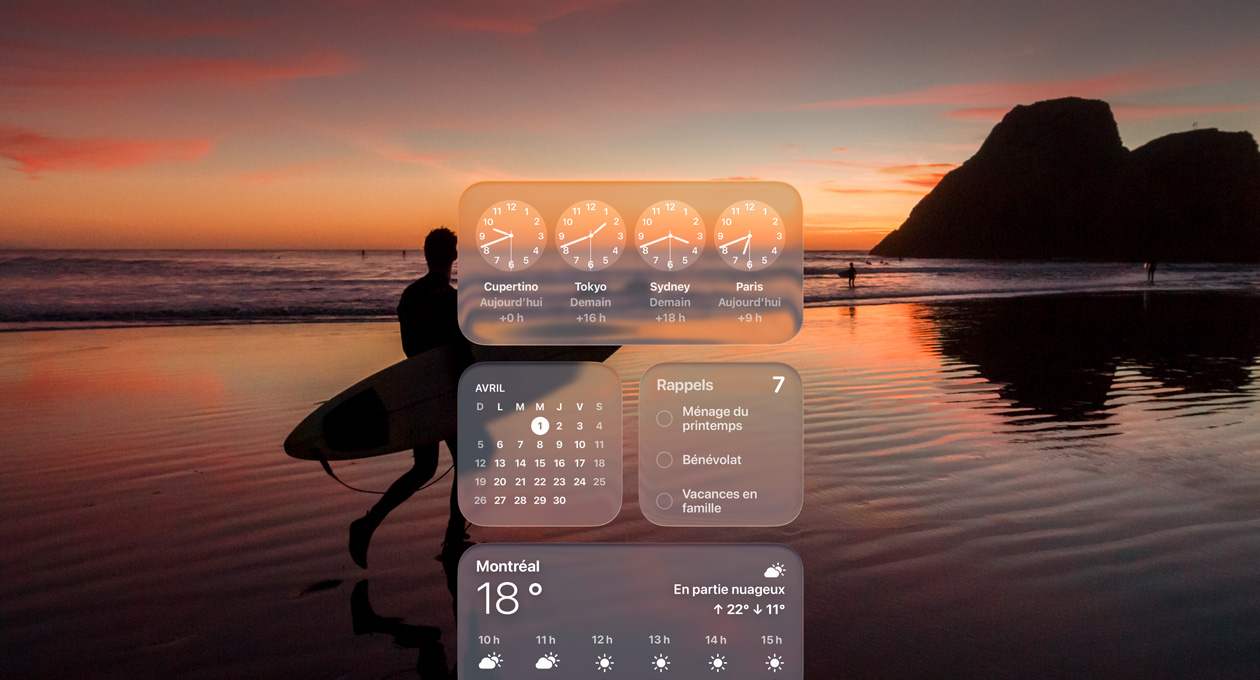 Les widgets Horloge, Calendrier, Rappels et Météo en Liquid Glass sous macOS Tahoe devant l’image d’un surfeur marchant sur la plage au crépuscule