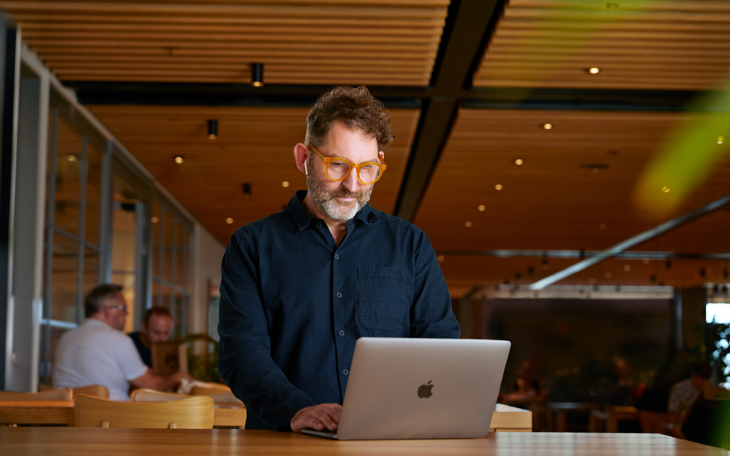 一位 Apple 企業職能團隊成員在 Caffè Macs 使用 MacBook。