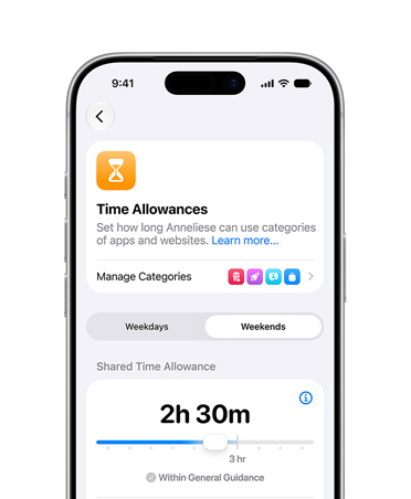 Stříbrný iPhone 17 Pro, na obrazovce je v Nastavení vidět volba Vymezený čas a Rozvrh času u obrazovky pro určení časových limitů a kategorií médií pro dítě