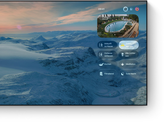 Home App Kontrollzentrum auf dem Fernseher, Hintergrundbild mit Berglandschaft, Live-Feed von der Poolkamera, ausgewählte Tasten für Szenen, darunter „Guten Morgen“, „Zuhause ankommen“, „Filmabend“ und „Gute Nacht“