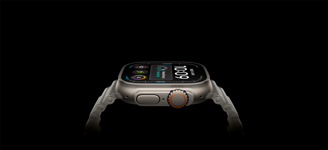 Apple Watch Ultra 4, titaanist korpus, loomulik värvitoon, parem külg, Digital Crown, esiletõstetud külgnupp, digitaalne sihverplaat, läbipaistev hall Ocean Band rihm