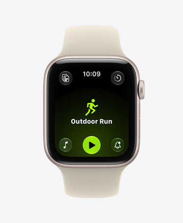 Apple Watch SE 3, aluminiumboett i färgen stjärnglans, på skärmen visas appen Träning (utomhuslöpning), höger utsida, Digital Crown, sportband i färgen sand (ljusbrun)
