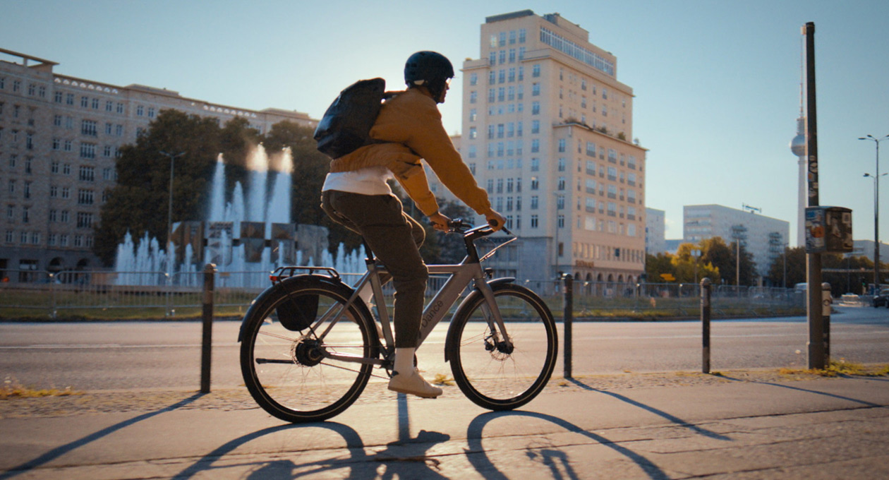 Een man die op een fiets rijdt