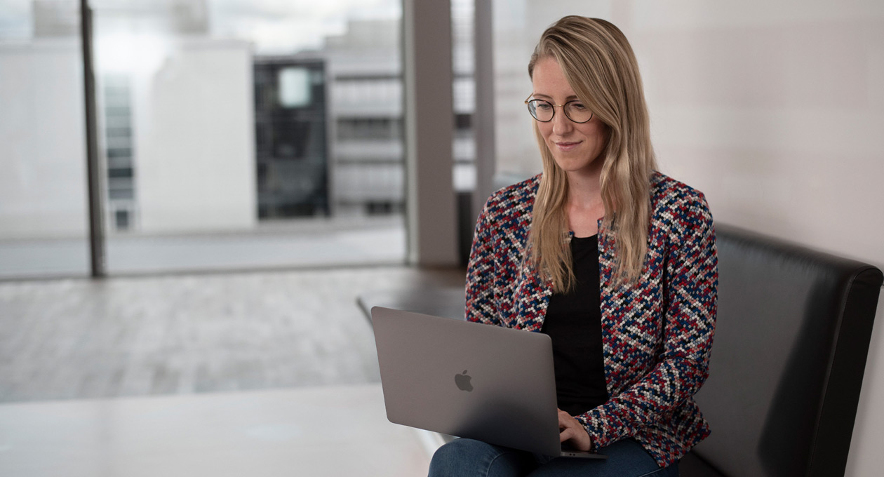Eine Mitarbeiterin nutzt ein MacBook