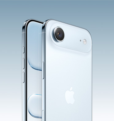 Schräge Seitenansicht des iPhone Air in Himmelblau mit Teil des Displays, Actiontaste, Lautstärketasten und Seitentaste. Die Rückansicht zeigt das fortschrittliche Zwei-Kamera-System oben links.