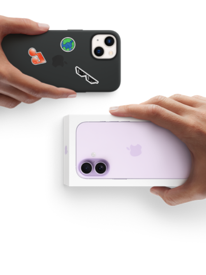 Zwei Hände tauschen ein Trade In Smartphone gegen ein neues, verpacktes iPhone 17.