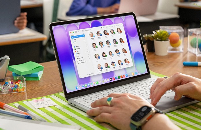 Een docent met een opgengeklapte Mac en de Klaslokaal-app met een overzicht van alle leerlingen
