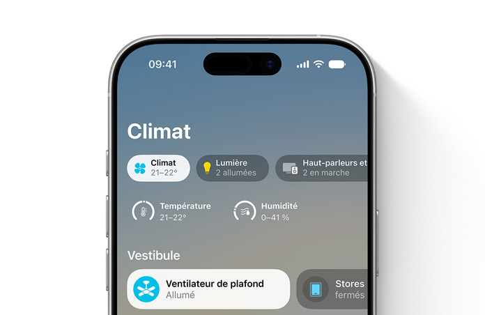 Écran d’iPhone affichant l’app Maison, catégorie Climat, cadrans de température et d’humidité, section Entrée avec commandes du ventilateur plafond et des stores