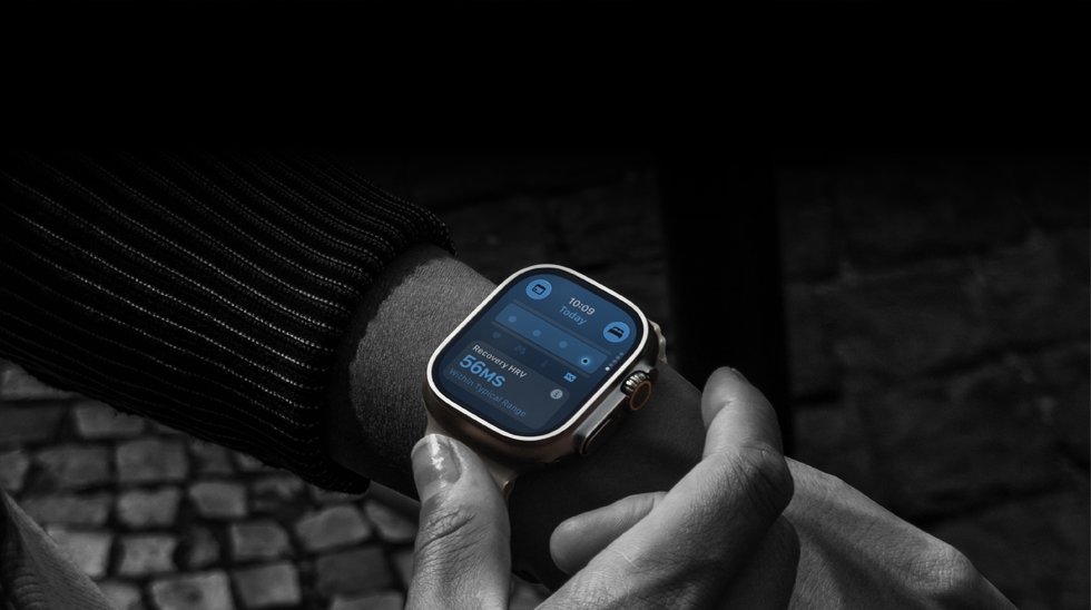Ένα άτομο φοράει το Apple Watch Ultra 4 στον καρπό του, με τις Ζωτικές Ενδείξεις κατά τη διάρκεια της ημέρας ελαφρώς εκτός τυπικού εύρους