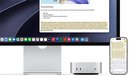 Μπροστινή όψη του Mac mini τοποθετημένου κάτω από μια οθόνη Studio Display, ένα iPhone βρίσκεται στα δεξιά της συσκευής και της οθόνης, κείμενο επιλεγμένο με τις εντολές αποκοπής, αντιγραφής, επικόλλησης και αυτόματης συμπλήρωσης παραπάνω στο iPhone ταιριάζει με το επισημασμένο κείμενο στην οθόνη, παρουσίαση του Universal Clipboard