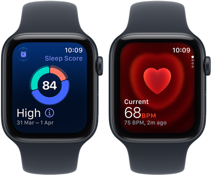 Dva uređaja Apple Watch SE 3, oba s aluminijskim kućištem u boji ponoći i tamnoplavim Sport Bandom; jedan prikazuje ocjenu spavanja, drugi aplikaciju Puls; desna bočna strana, Digital Crown