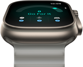 Apple Watch Ultra 4, kućište od titanija, prirodna boja, rezultat spremnosti 8, desna bočna strana, Digital Crown, izdignuta bočna tipka, remen Ocean, prozirna siva boja