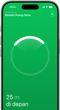 iPhone, aplikasi Lacak di layar, teks bertuliskan: Mencari Remote Ruang Tamu, cincin pelacak melingkar dengan busur terang yang menunjuk ke arah remote, teks bertuliskan: 24 m di depan
