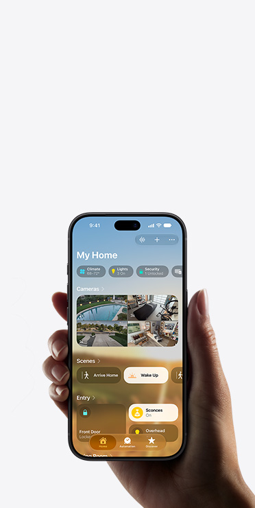 Tangan memegang iPhone yang menampilkan aplikasi Rumah dengan petunjuk pengaturan aksesori rumah pintar