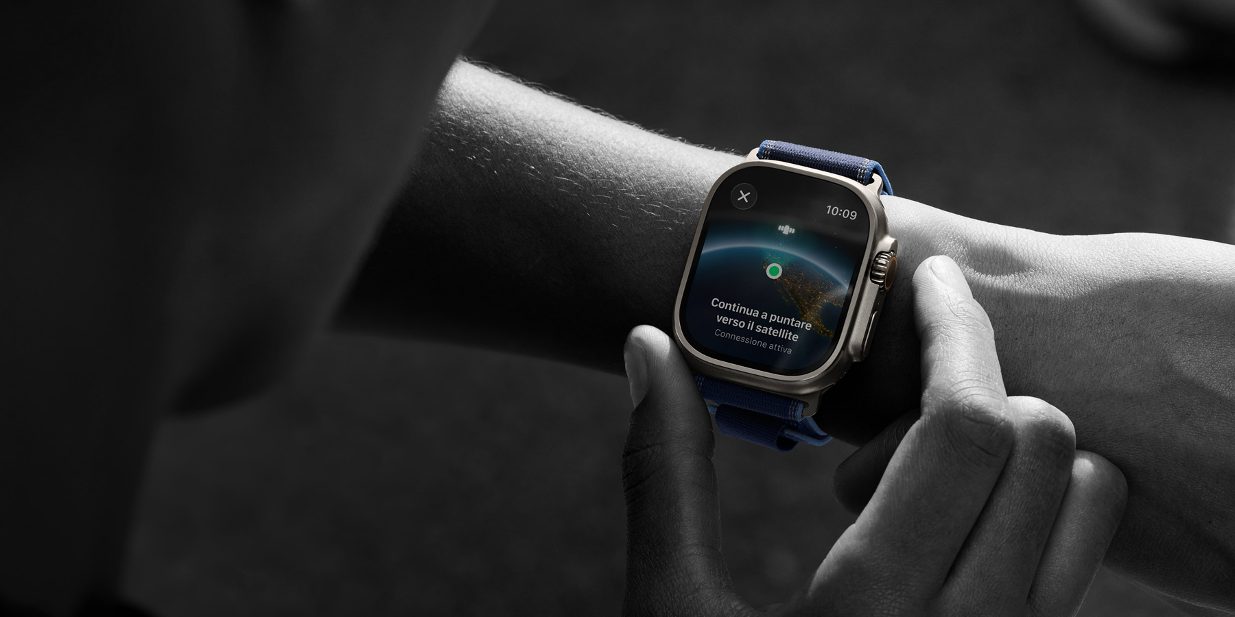 Una persona che legge gli SMS nell’app Messaggi su Apple Watch Ultra 3