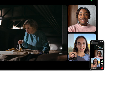 MacとiPhone：MacのSplit Viewを使ったSharePlay。左側でApple TVの番組が再生され、右側のFaceTimeタイルには3人の人物が表示されている。Macの横に取りつけられたiPhoneが連係カメラとして使われている