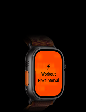 „Apple Watch Ultra 4“, titano korpusas, juodos spalvos, bėgimo treniruotė, kitas intervalas, kairė išorinė pusė, oranžinis veiksmo mygtukas, „Alpine“ apyrankė