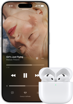 iPhone blakus AirPods uzlādes kārbiņā, kārbiņa ir atvērta