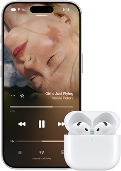 جهاز iPhone بجانب سماعات AirPods موضوعة داخل علبة شحن، العلبة مفتوحة