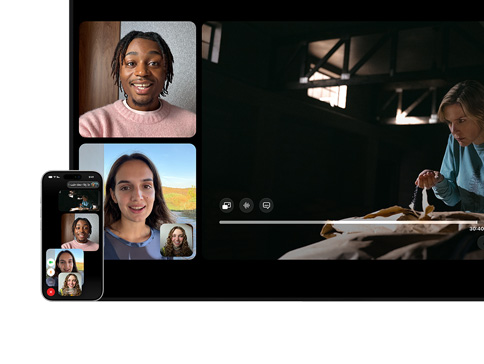جهاز Mac وجهاز iPhone: العرض المتقابل في ميزة مشاركة التشغيل على Mac، برنامج من Apple TV قيد التشغيل في الجهة اليسرى، مربعات فيس تايم في الجهة اليمنى تعرض ثلاثة أشخاص، جهاز iPhone مثبّت بجانب Mac ومستخدم ككاميرا الاستمرار