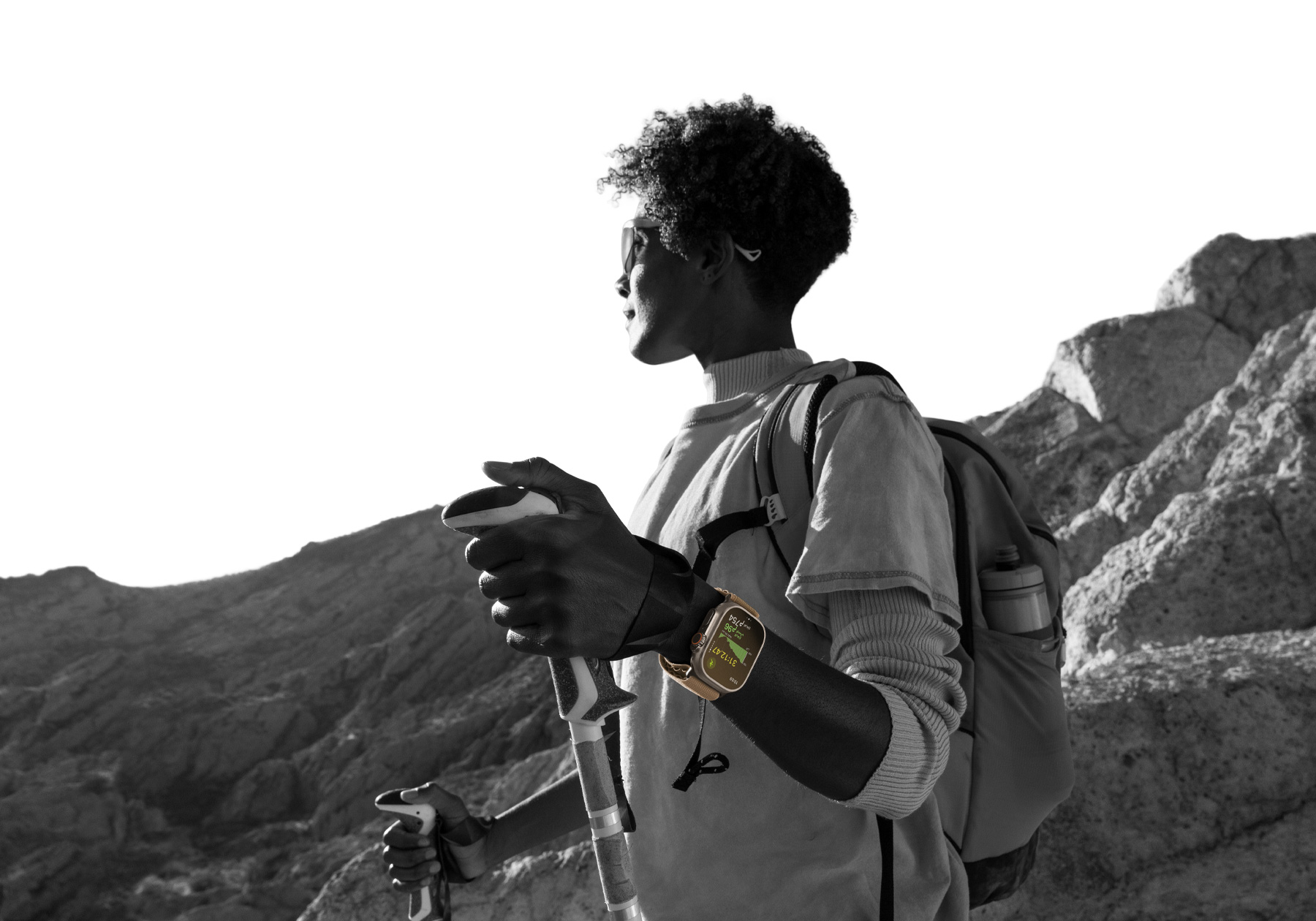 شخص يمارس المشي الطويل في الصحراء ويرتدي Apple&nbsp;Watch&nbsp;Ultra&nbsp;4، شاشة تعرض قياسات الارتفاع