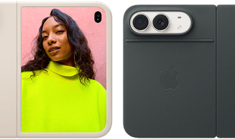 جهاز iPhone Duo، لون أبيض النجوم في حافظة من السيليكون بلون رملي، الوضع الأفقي، مفتوح بالكامل أفقياً، كاميرا Fusion المزدوجة في أعلى اليسار، تغطي الحافظة الجهة الخارجية الخلفية والحافة الخارجية للشاشة الأمامية، تعرض الشاشة الخارجية في الجهة اليمنى صورة بورتريه لشخص. جهاز iPhone Duo، لون أبيض النجوم في محفظة بلون كحلي، الجهة الخارجية الخلفية تعرض الكاميرا المزدوجة Fusion 48MP الخلفية، عدستان