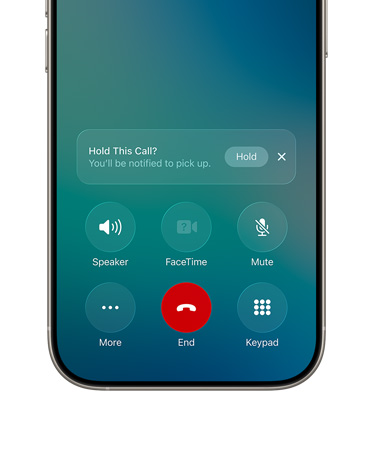 نصف الجزء السفلي من شاشة iPhone يعرض مكالمة نشطة مع خيار مساعد التعليق الجديد وإشعار زر التعليق
