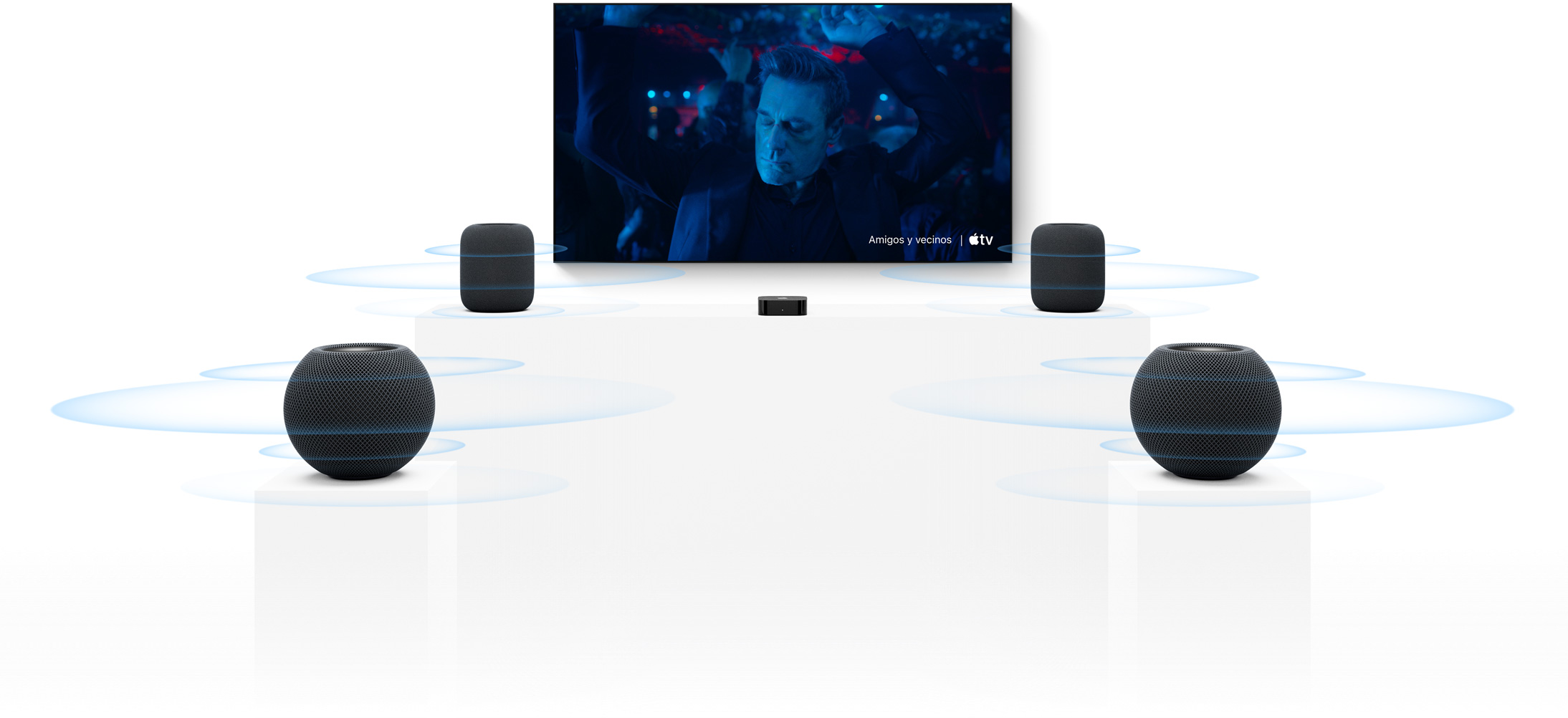 Apple TV 4K y HomePod: dos bocinas HomePod, una a cada lado de la pantalla del televisor, dos bocinas HomePod mini delante, ondas sonoras alrededor de las bocinas