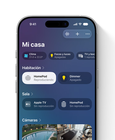 La pantalla de un iPhone muestra la app Casa, la vista Mi Casa, y tiles de accesorios de los dormitorios y la sala, como luces y bocinas HomePod