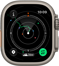 Apple Watch Ultra 4, carcasă din titan, culoare Natural, funcția Retrasare afișând ruta cu indicații de orientare de la busolă, partea exterioară dreaptă, Digital Crown, buton lateral reliefat