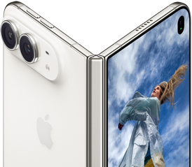 iPhone Duo, deschis parțial, ca o carte, cu mecanismul de balamale în centru, partea exterioară spate din stânga are un logo Apple și cameră duală, ecranul exterior din dreapta prezintă o fotografie portret cu o persoană cu păr blond