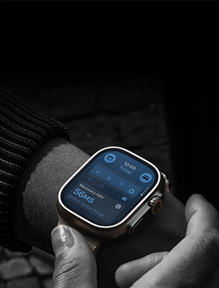 Osoba s hodinkami Apple Watch Ultra 4 na zápästí, hodnoty denných vitálnych funkcií vykazujú miernu odchýlku