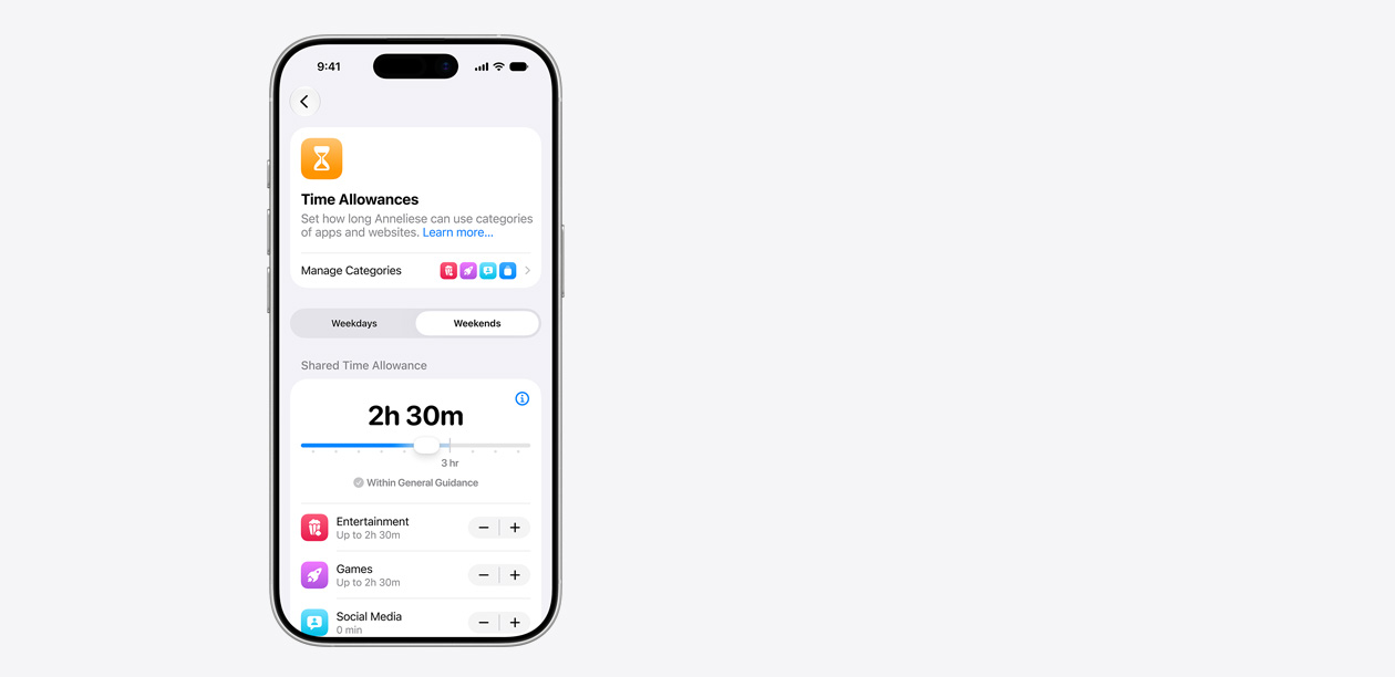 İki saat 30 dakikalık ortak süre izni ile eğlence ve oyunlar gibi uygulama kategorileri için önerilen izinleri de içeren Süre İzni arayüzünü gösteren iPhone.
