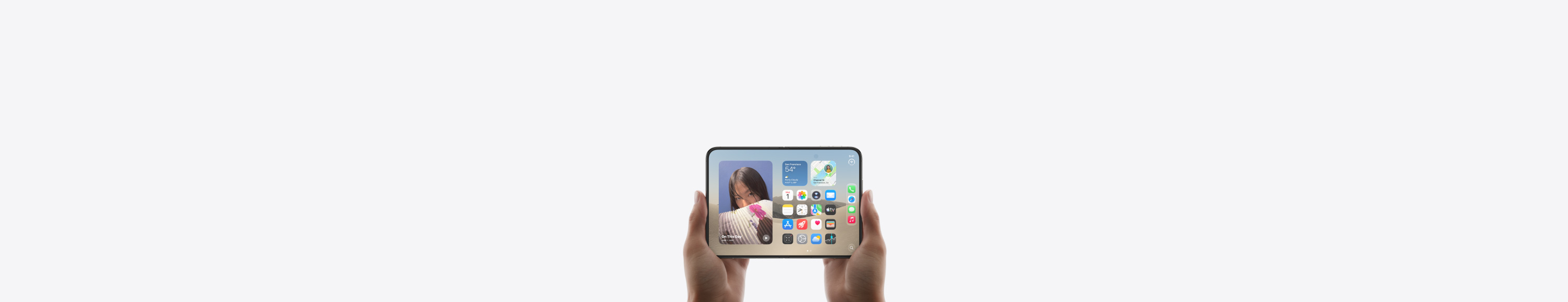 iPhone Duo, yatay pozisyonda iki el tarafından tutuluyor, açık, iç ekranda Ana Ekran gösteriliyor