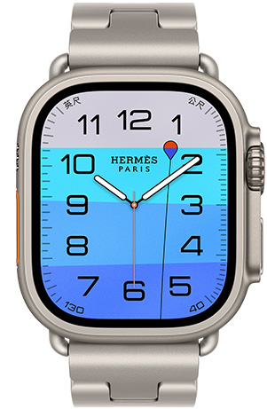 原色鈦金屬錶殼 Apple Watch Hermès Ultra 4，採用深海尋秘指針錶面 (小時、分鐘與秒針，以及水深複雜功能，橘色的浮標漂浮在透藍的海面上，海面由淺藍漸變至深藍)，右側外觀上有數位錶冠、凸起的側邊按鈕，搭配 Gris Titane 鈦灰色 Grand H Titane 錶帶