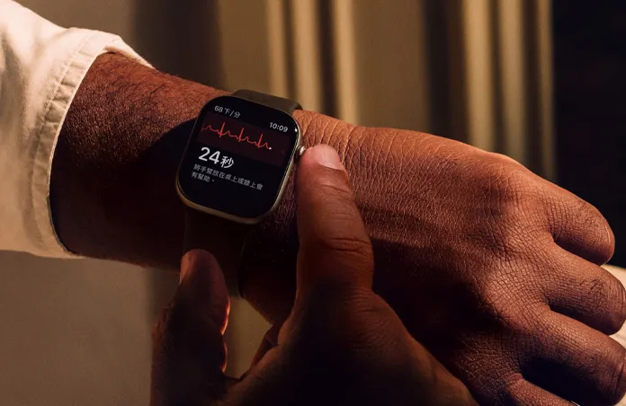 一個人按住 Apple Watch Series 11 的數位錶冠，用心電圖 app 測量心臟健康