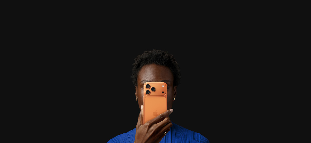 一個人在面前握著宇宙橙色 iPhone 17 Pro，機身背面朝外