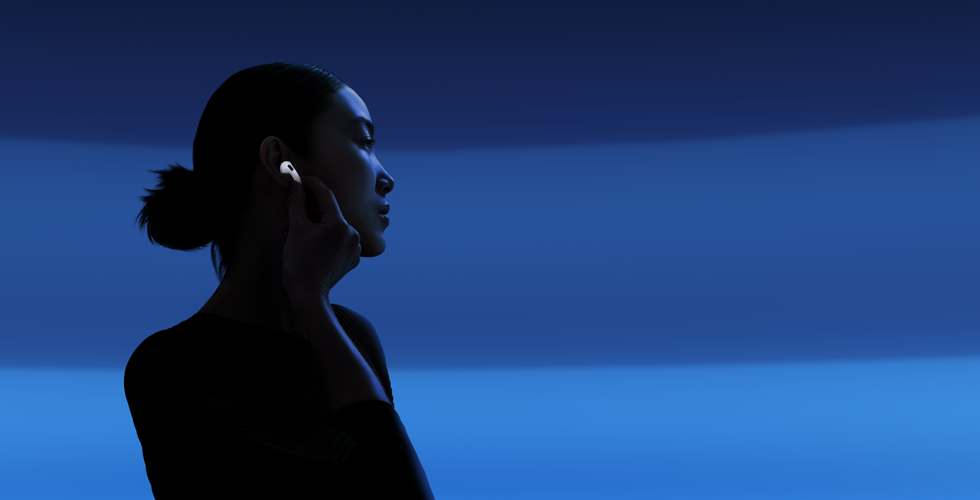 Людина тримає основу навушника AirPods 5 великим і вказівним пальцями, щоб змінити режим прослуховування