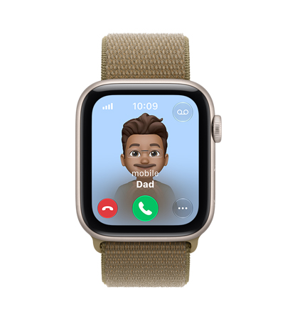 Apple Watch SE 3, på skärmen visas ett inkommande samtal från pappa, aluminiumboett i färgen stjärnglans, med sportloop i färgen oliv (ljust brungrön)