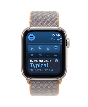 Apple Watch SE 3, aluminiumboett i färgen stjärnglans, på skärmen visas vitalparametrar under natten, höger utsida, Digital Crown, fäst på sportloop i färgen chambrayblå (ljust blågrå)