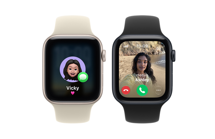 Apple Watch SE 3-enheter, aluminiumboetter i stjärnglans och midnatt, på skärmarna visas en memoji och ett inkommande samtal, höger utsida, Digital Crown, sportband i färgerna sand (ljusbrun) och svart