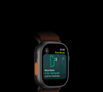 Apple Watch Ultra 4, boîtier en titane, finition noire, fonctionnalité Course avec itinéraire avec la carte d’un itinéraire de course à pied, côté gauche, bouton Action, Boucle Alpine, couleur bourgogne