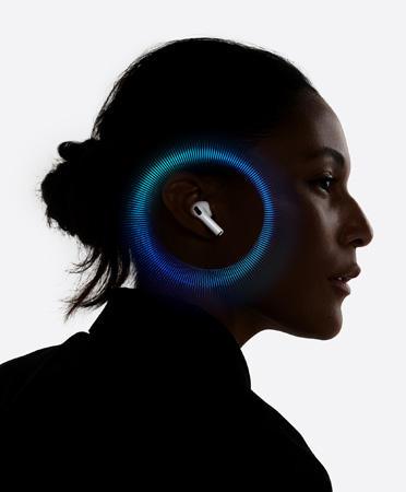 Rechte Profilansicht einer Person mit weißen AirPods Pro 3